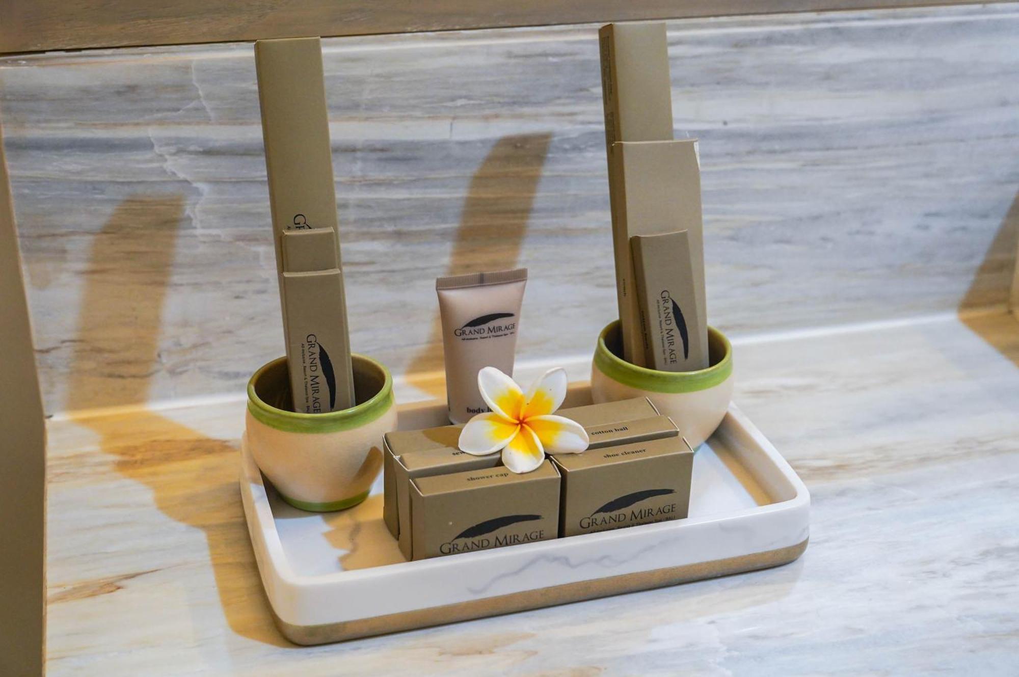 Grand Mirage Resort & Thalasso Bali Nusa Dua  Exterior foto A selection of toiletries